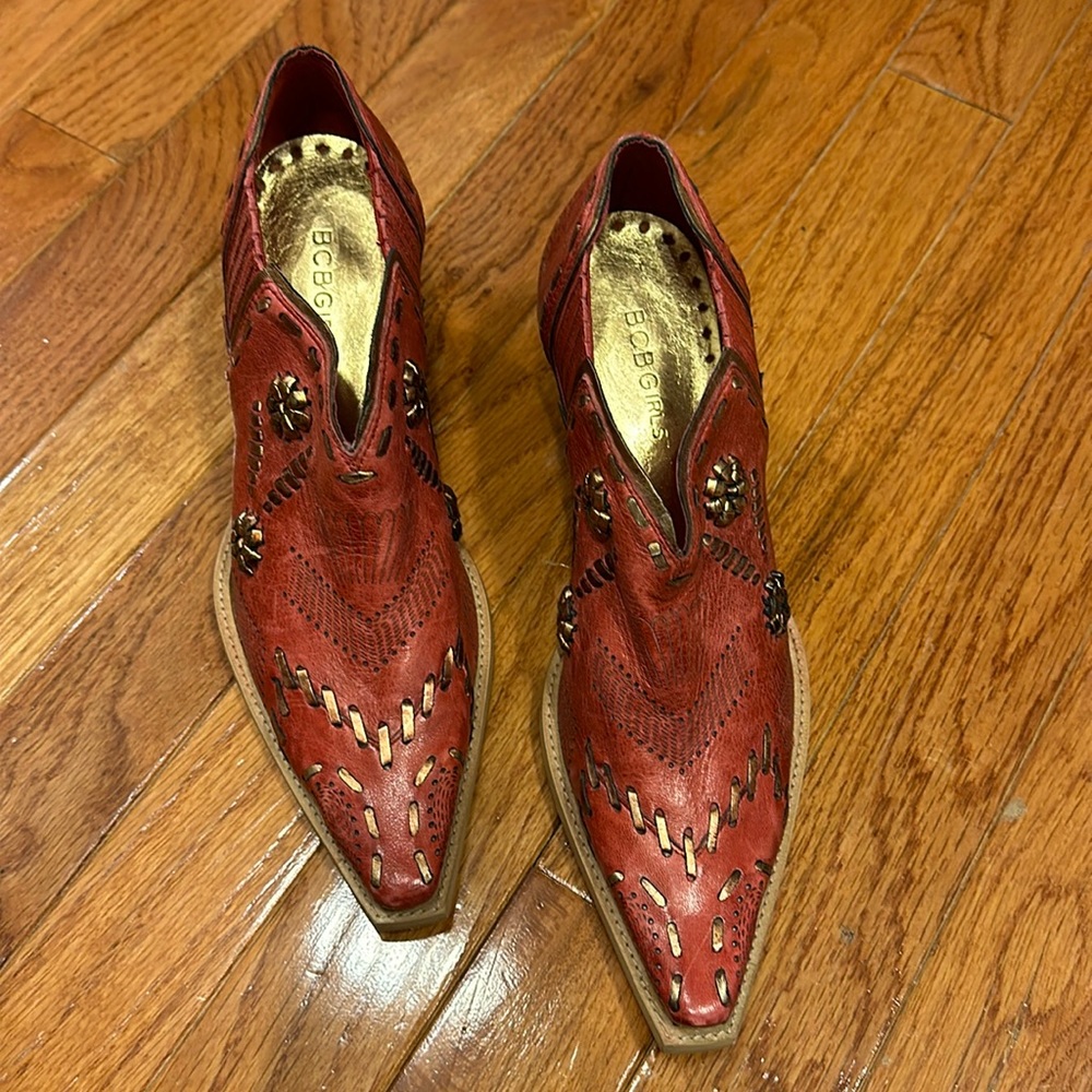 BCBG red distressed leather NWOT western booties 👢 bronze whipstitch detailing